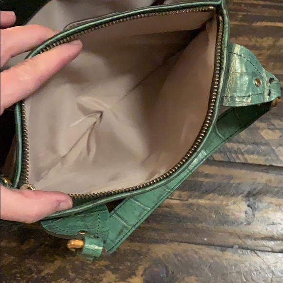 Cole Haan green Leather BAG. Gold hardware.Beautiful, Excellent condition - Picture 4 of 6